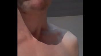 再生 男は彼の精液を食べます(ドーナツのナッツ???)