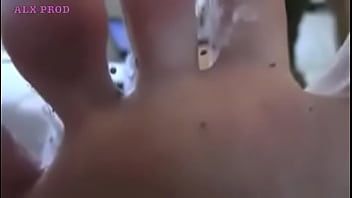 Играть Девушка с грязными ступнями и пальцами ног крупным планом