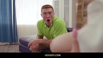 play المعالج الجنسي لينا بول ينتشر ساقيها لكبير الديك