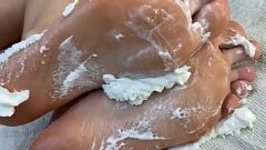 play 诱人的脚舔与鲜奶油和大奶独奏