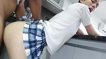 Riproduci Ho scopato la mia vicina studentessa e che avrei solo riparato l'elettricità di casa sua
