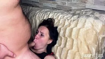 Jouer Une européenne blanche a été baisée dans la bouche avec une bite