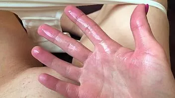 Riproduci Il muco scorre lungo le mie cosce - tocca delicatamente il clitoride e vieni