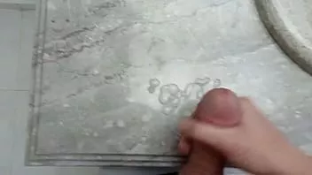 Afspelen Een knappe kerel met een grote en dikke lul maakt geruïneerde orgasmes en een klassieker. zo schattig | jocker's lul