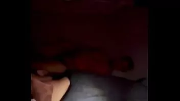 Abspielen Die Hure lässt die Tür offen und wird von zwei Fremden benutzt
