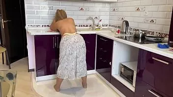 Redare Mama vitregă primește un penis în fund în bucătărie și vrea să aibă o gaură anală bună întinsă