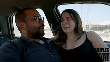再生 ポルノスターのアビー・メイリーが彼女の卑劣な秘密をすべて語ってから、カメラと車中に潮吹きするまで彼女のマンコで遊んでください！