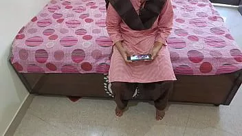 play Siswa Desi sedang bercinta dengan guru dalam posisi doggy style