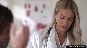Afspelen Rondborstige dokter onderzoekt en zuigt een lul