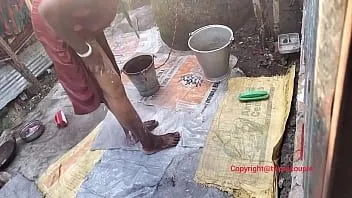 Afspelen Ik was aan het baden en de vriend van mijn man keek stiekem toe