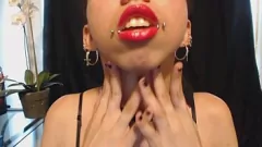 play Feticcio con rossetto rosa acceso con una bella teenager gotica che sbava e sputa