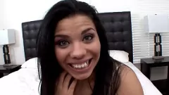 Redare Micuța latină Selena Rios face o plimbare dur pe un penis mare