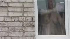 تشغيل التجسس على مثير جبهة تحرير مورو الإسلامية فرينا: عارية في الأماكن العامة، غسل النوافذ دون حمالة صدر أو سراويل داخلية