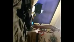 Riproduci Calda bruna tascabile con gola profonda e gola profonda che ingoia un cazzo sconosciuto